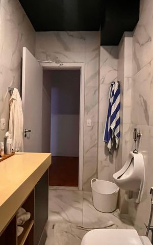 Apartamento à venda com 210m², 4 quartos e 1 vaga Apartamento à venda com 210m², 4 quartos e 1 vagaBanheiro 2