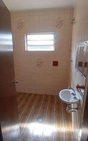 Casa para alugar com 90m², 3 quartos e 1 vaga Casa para alugar com 90m², 3 quartos e 1 vagaBanheiro 1
