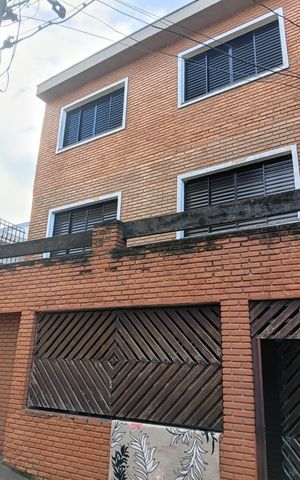 Casa à venda com 175m², 4 quartos e sem vaga Casa à venda com 175m², 4 quartos e sem vagaFachada