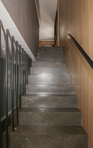 Apartamento à venda com 96m², 3 quartos e 3 vagas Apartamento à venda com 96m², 3 quartos e 3 vagasEscada