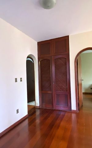 Casa à venda com 388m², 4 quartos e 4 vagas Casa à venda com 388m², 4 quartos e 4 vagasHall da Escada