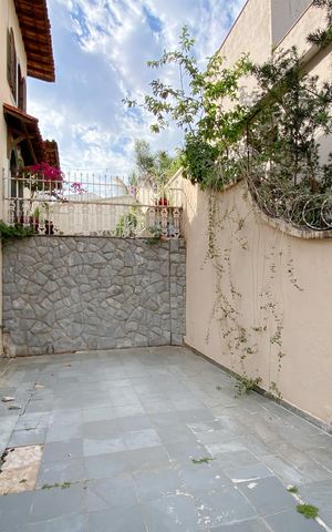Casa à venda com 388m², 4 quartos e 4 vagas Casa à venda com 388m², 4 quartos e 4 vagasVaranda lateral