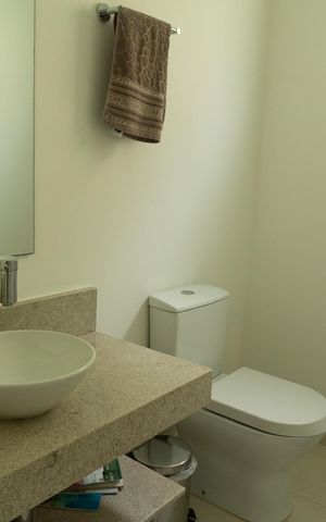 Casa de condomínio à venda com 372m², 4 quartos e 4 vagas Casa de condomínio à venda com 372m², 4 quartos e 4 vagasBanheiro