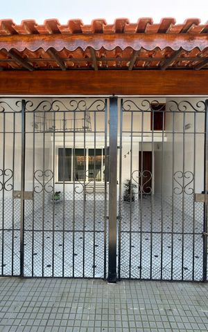 Casa para alugar com 140m², 2 quartos e 2 vagasFachada