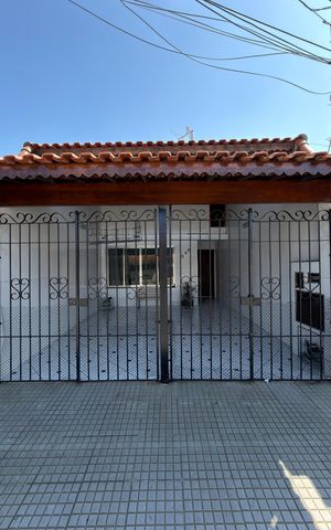 Casa para alugar com 140m², 2 quartos e 2 vagasFachada