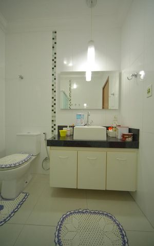 Casa à venda com 175m², 3 quartos e 2 vagasBanheiro 