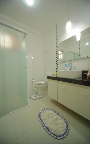 Casa à venda com 175m², 3 quartos e 2 vagasBanheiro 