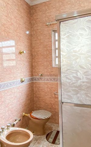 Casa para alugar com 120m², 2 quartos e 2 vagas Casa para alugar com 120m², 2 quartos e 2 vagasBanheiro