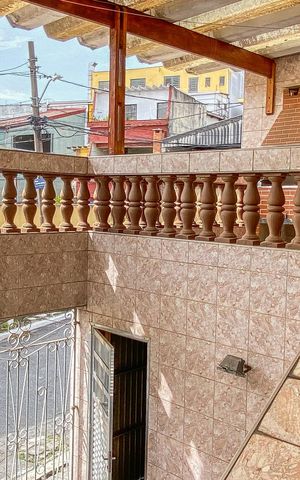 Casa para alugar com 120m², 2 quartos e 2 vagas Casa para alugar com 120m², 2 quartos e 2 vagasEscada