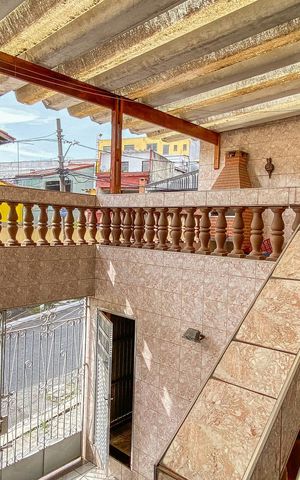 Casa para alugar com 120m², 2 quartos e 2 vagas Casa para alugar com 120m², 2 quartos e 2 vagasEscada