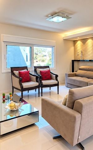 Casa à venda com 317m², 4 quartos e 6 vagas Casa à venda com 317m², 4 quartos e 6 vagasSala