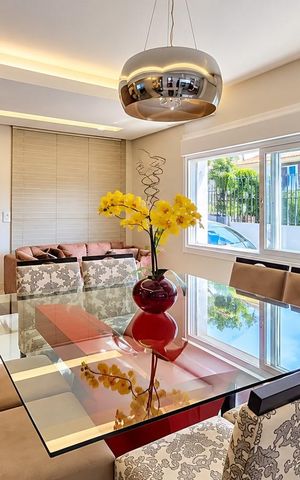 Casa à venda com 317m², 4 quartos e 6 vagas Casa à venda com 317m², 4 quartos e 6 vagasSala