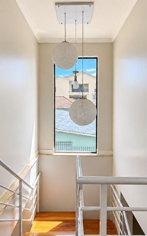 Casa à venda com 317m², 4 quartos e 6 vagas Casa à venda com 317m², 4 quartos e 6 vagasHall