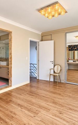 Casa à venda com 317m², 4 quartos e 6 vagas Casa à venda com 317m², 4 quartos e 6 vagasSuíte