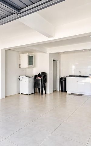 Casa à venda com 317m², 4 quartos e 6 vagas Casa à venda com 317m², 4 quartos e 6 vagasÁrea externa