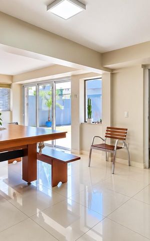 Casa à venda com 317m², 4 quartos e 6 vagas Casa à venda com 317m², 4 quartos e 6 vagasÁrea externa
