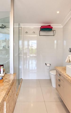 Casa à venda com 317m², 4 quartos e 6 vagas Casa à venda com 317m², 4 quartos e 6 vagasBanheiro da suíte