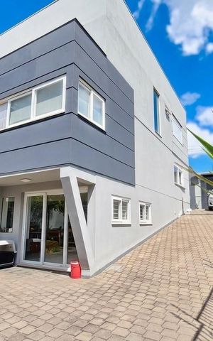 Casa à venda com 317m², 4 quartos e 6 vagas Casa à venda com 317m², 4 quartos e 6 vagasÁrea externa