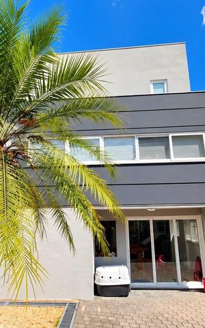 Casa à venda com 317m², 4 quartos e 6 vagas Casa à venda com 317m², 4 quartos e 6 vagasÁrea externa
