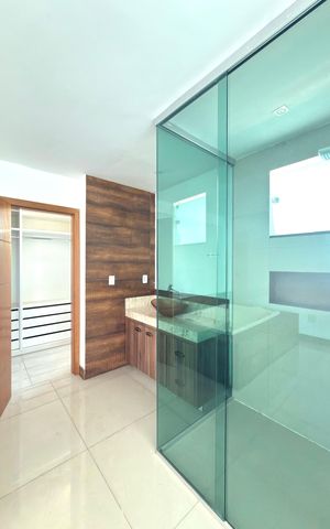 Casa para alugar com 250m², 3 quartos e 7 vagas Casa para alugar com 250m², 3 quartos e 7 vagasBanheiro da Suíte