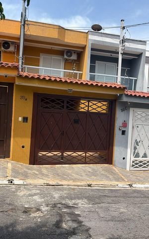 Casa à venda com 133m², 3 quartos e 2 vagas Casa à venda com 133m², 3 quartos e 2 vagasFachada