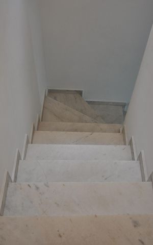 Casa à venda com 160m², 3 quartos e 2 vagasEscada