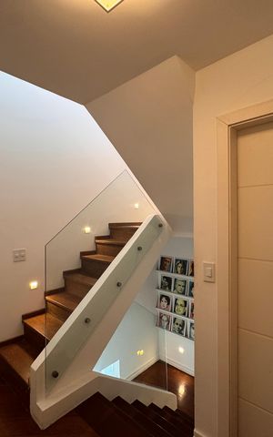 Casa de condomínio para alugar com 1003m², 7 quartos e 4 vagas Casa de condomínio para alugar com 1003m², 7 quartos e 4 vagasEscada