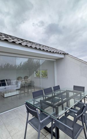 Casa de condomínio para alugar com 1003m², 7 quartos e 4 vagas Casa de condomínio para alugar com 1003m², 7 quartos e 4 vagasVaranda