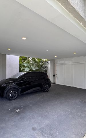 Casa de condomínio para alugar com 1003m², 7 quartos e 4 vagas Casa de condomínio para alugar com 1003m², 7 quartos e 4 vagasÁrea externa - Garagem