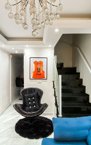 Casa à venda com 83m², 2 quartos e 2 vagas Casa à venda com 83m², 2 quartos e 2 vagasSala