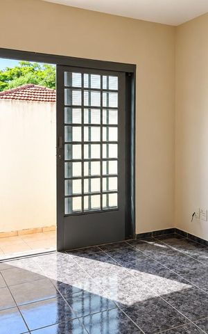 Casa para alugar com 136m², 3 quartos e 3 vagas Casa para alugar com 136m², 3 quartos e 3 vagasSala