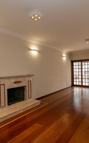 Casa de condomínio à venda com 628m², 3 quartos e 4 vagasSALA PARA VÁRIOS AMBIENTES