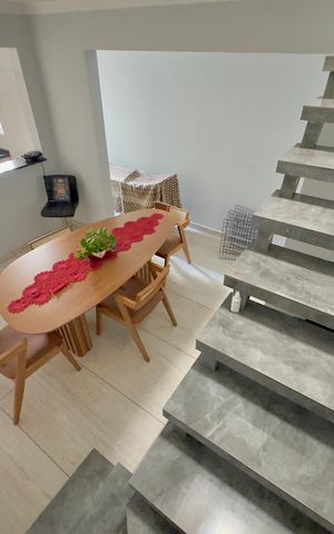 Casa para alugar com 220m², 4 quartos e 1 vaga Casa para alugar com 220m², 4 quartos e 1 vagaEscadas