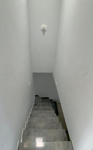 Casa para alugar com 220m², 4 quartos e 1 vaga Casa para alugar com 220m², 4 quartos e 1 vagaEscada