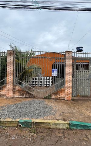 Casa à venda com 180m², 3 quartos e 2 vagas Casa à venda com 180m², 3 quartos e 2 vagasFachada