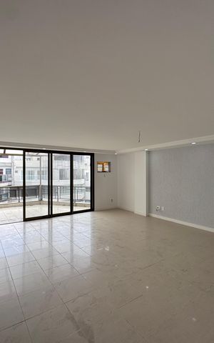 Apartamento à venda com 270m², 4 quartos e 3 vagas Apartamento à venda com 270m², 4 quartos e 3 vagasSala