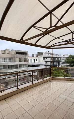 Apartamento à venda com 270m², 4 quartos e 3 vagas Apartamento à venda com 270m², 4 quartos e 3 vagasVaranda