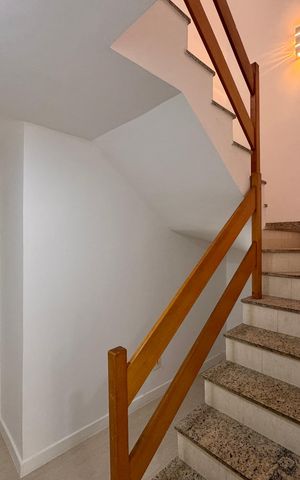 Apartamento à venda com 270m², 4 quartos e 3 vagas Apartamento à venda com 270m², 4 quartos e 3 vagasEscada