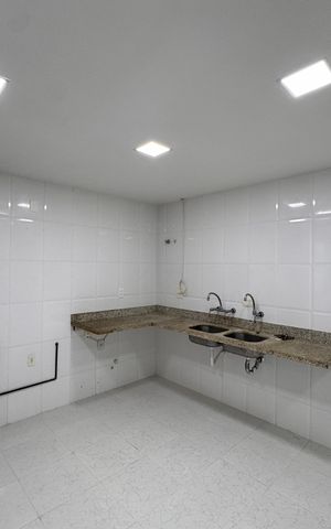 Apartamento à venda com 270m², 4 quartos e 3 vagas Apartamento à venda com 270m², 4 quartos e 3 vagasCozinha e Área de Serviço