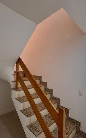Apartamento à venda com 270m², 4 quartos e 3 vagas Apartamento à venda com 270m², 4 quartos e 3 vagasEscada