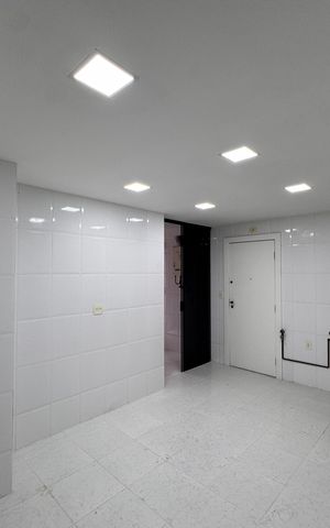 Apartamento à venda com 270m², 4 quartos e 3 vagas Apartamento à venda com 270m², 4 quartos e 3 vagasCozinha e Área de Serviço