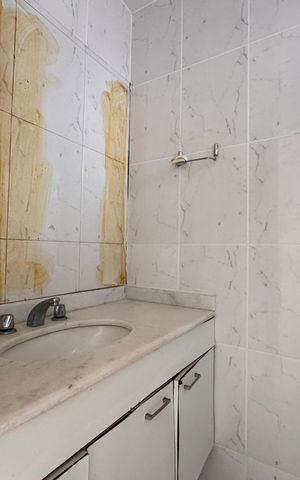Apartamento à venda com 270m², 4 quartos e 3 vagas Apartamento à venda com 270m², 4 quartos e 3 vagasSuíte 1 - Banheiro