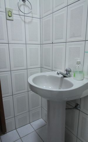 Casa à venda com 180m², 3 quartos e 2 vagasBanheiro 1