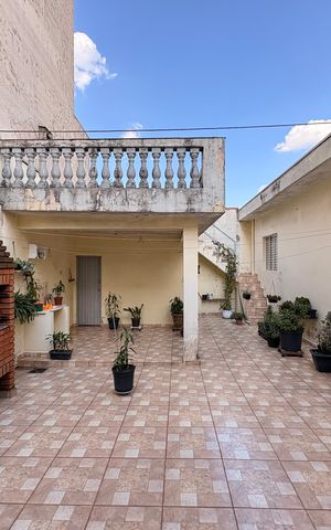 Casa à venda com 200m², 2 quartos e 1 vaga Casa à venda com 200m², 2 quartos e 1 vagaQuintal com churrasqueira