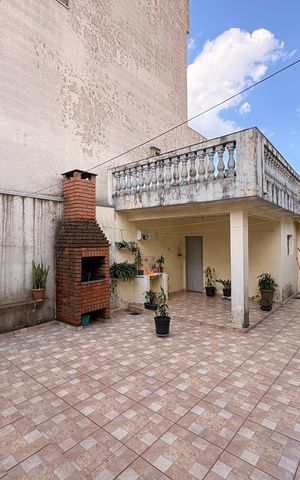 Casa à venda com 200m², 2 quartos e 1 vaga Casa à venda com 200m², 2 quartos e 1 vagaQuintal com churrasqueira