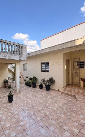 Casa à venda com 200m², 2 quartos e 1 vaga Casa à venda com 200m², 2 quartos e 1 vagaQuintal com churrasqueira