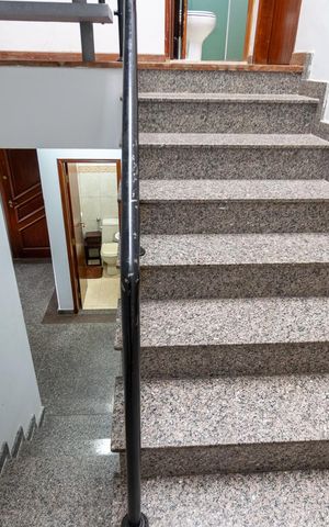 Casa à venda com 204m², 4 quartos e 2 vagas Casa à venda com 204m², 4 quartos e 2 vagasEscada