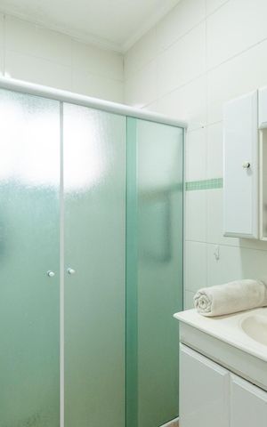 Casa à venda com 204m², 4 quartos e 2 vagas Casa à venda com 204m², 4 quartos e 2 vagasEscada