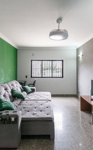 Casa à venda com 204m², 4 quartos e 2 vagas Casa à venda com 204m², 4 quartos e 2 vagasSala