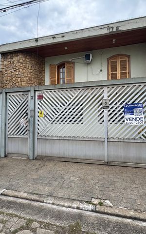 Casa à venda com 380m², 5 quartos e 2 vagas Casa à venda com 380m², 5 quartos e 2 vagasFachada com placa grande